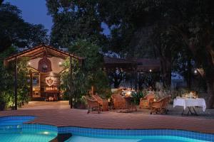 Basen w obiekcie Jaagir Manor, Dudhwa - IHCL SeleQtions lub w pobliżu