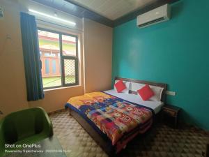 - une petite chambre avec un lit et une fenêtre dans l'établissement Rudraksha Hotel & Restaurant By WB Inn, à Rāmnagar