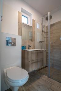 uma casa de banho com um WC, um lavatório e um chuveiro em Turkusowy Klif em Jastrzebia Gora