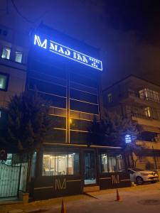 un edificio con un cartel que dice "M mad inn" en MAD INN HOTEL & SPA en Ankara