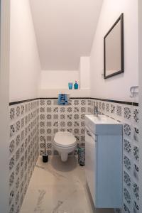 a bathroom with a toilet and a sink at Turkusowy Klif in Jastrzębia Góra