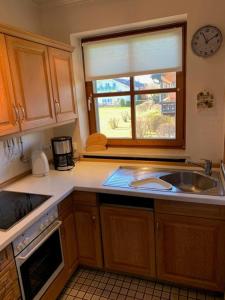 eine Küche mit einem Waschbecken und einem Fenster in der Unterkunft Fewo Christine in Prien am Chiemsee