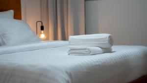une pile de serviettes assises au-dessus d'un lit dans l'établissement LUXURY LUMINOUS 2bedroom apt CENTER of BRUSSELS, à Bruxelles