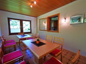 een eetkamer met een houten tafel en stoelen bij Haus Maria in Sankt Johann im Walde