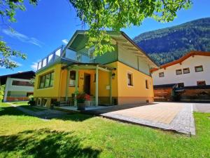 een geel huis met een groen dak bij Haus Maria in Sankt Johann im Walde