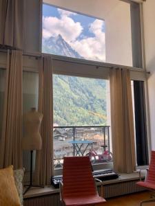 een kamer met een groot raam met uitzicht op een berg bij Design loft in Chamonix Center in Chamonix-Mont-Blanc
