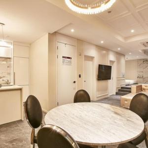仁川市Hotel Wanted的有桌子和椅子的餐厅