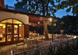 Restauracja lub miejsce do jedzenia w obiekcie Jaagir Manor, Dudhwa - IHCL SeleQtions