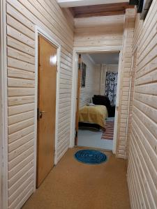 Habitación con una puerta que conduce a un dormitorio en Guesthouse Pekkala, en Rovaniemi