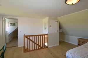 1 dormitorio con escalera y 1 dormitorio con 1 cama en Valskott och mysig stuga i Gotlands Tofta, en Eskelhem