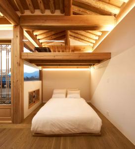 Кровать или кровати в номере Luxury Hanok Stay Cloudscape