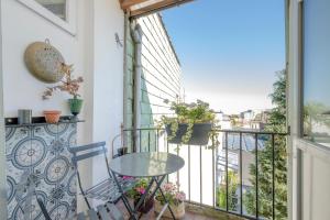 einen Balkon mit einem Tisch und Stühlen sowie Aussicht in der Unterkunft Charmant Appartement 1 chambre avec balcon proximité Cinquantenaire in Brüssel