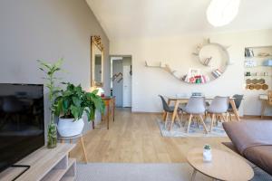 ein Wohnzimmer mit einem Sofa und einem Tisch in der Unterkunft Charmant Appartement 1 chambre avec balcon proximité Cinquantenaire in Brüssel