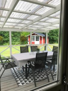 een terras met een tafel en stoelen bij Lugnt läge i Färjestaden in Färjestaden