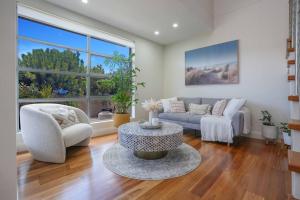Posezení v ubytování Modern Executive Ocean View Oasis Shell Cove Mansion 5 Minutes to Beach Sleeps 16