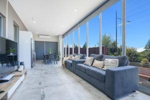 Posezení v ubytování Modern Executive Ocean View Oasis Shell Cove Mansion 5 Minutes to Beach Sleeps 16