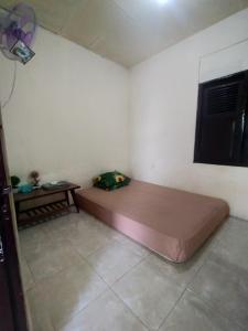 um quarto com uma cama e uma mesa em Ijen Basecamp & Homestay em Ketapang