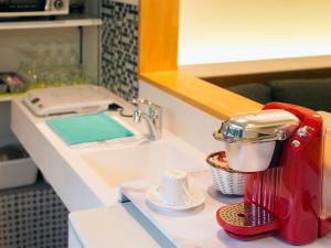 - une cafetière sur un comptoir à côté d'un évier dans l'établissement House Hotel Kenrokuzaka, à Kanazawa