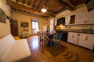 サンセポルクロにあるApartment Sansepolcro (10 people) - Tuscanyのキッチン、ダイニングルーム(テーブル、椅子付)