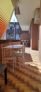 een eetkamer met een tafel en stoelen op een verdieping bij Capitan Libeccio in Francavilla al Mare