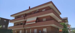 een hoog bruin gebouw met witte ramen bij Capitan Libeccio in Francavilla al Mare
