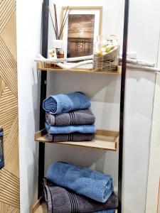 a group of towels on a shelf in a bathroom at Appart Dolce Vita à Praia in Praia