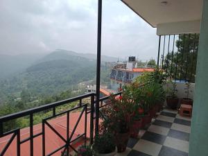balcón con plantas y vistas a la montaña en Hotel Sunrise View en Nagarkot