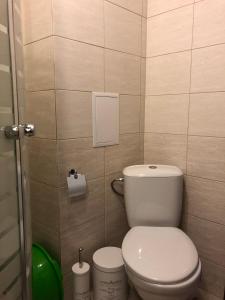 ein Badezimmer mit einem WC und zwei Rollen Toilettenpapier in der Unterkunft Palace De Luxe - Apartments in Pomorie