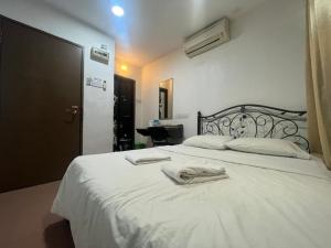 Postel nebo postele na pokoji v ubytování Hotel Aliff Tanjong Malim + 7 fotografií