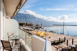 einen Balkon mit Blick auf das Wasser und den Yachthafen in der Unterkunft Georgia seaview apartment B1 in Kalamata