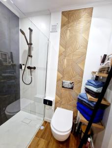 łazienka z toaletą i prysznicem w obiekcie Appart Dolce Vita à Praia w mieście Praia