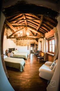 Habitación grande con 2 camas y sofá en Cascina Boschetto, en Saliceto