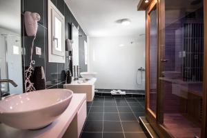 Bilik mandi di Hotel Nefeli