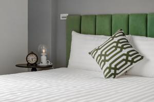 Een bed of bedden in een kamer bij Knock Knock Style Inn