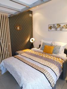 a bedroom with a bed in a room at T1 "Santa Luccia" with air conditioning in Saint-Laurent-du-Var
