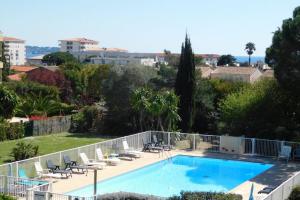 Fotografia z galérie ubytovania Magnificent 2-bedroom "Beachcomber" Residence with pool and parking v destinácii Antibes