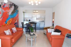 Zdjęcie z galerii obiektu Magnificent 2-bedroom "Beachcomber" Residence with pool and parking w mieście Antibes