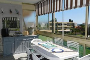 Fotografia z galérie ubytovania Magnificent 2-bedroom "Beachcomber" Residence with pool and parking v destinácii Antibes