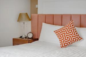 Een bed of bedden in een kamer bij Knock Knock Style Inn