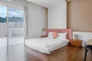 Een bed of bedden in een kamer bij Knock Knock Style Inn