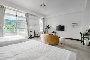 Een TV en/of entertainmentcenter bij Knock Knock Style Inn
