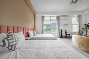 Een bed of bedden in een kamer bij Knock Knock Style Inn
