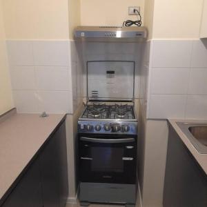 una cucina con piano cottura e forno di Departamento central en Temuco a Temuco