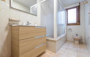 A bathroom at Stunning Apartment In Gijón With Wifi