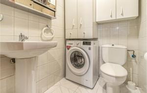A bathroom at Stunning Apartment In Gijón With Wifi
