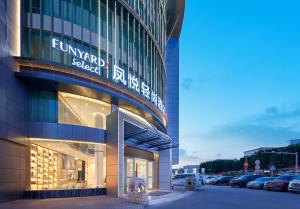 Fengyue Light Shang Hotel Guangzhou Baiyun Airport Store في قوانغتشو: مبنى عليه لافته