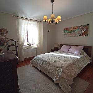 سرير أو أسرّة في غرفة في Casa Zabalena