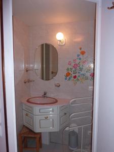 bagno con lavandino rosso e specchio di Chambres d'hôtes de La Templerie-Moulin a Bazoges-en-Paillers
