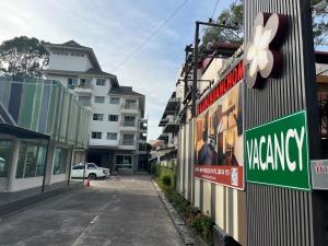 a street with buildings and a sign on a wall at Baan Chuan Chom Pattaya in Pattaya Central