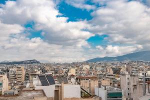 vistas a una ciudad con edificios y nubes en Penthouse with urban and partial sea view! en Atenas